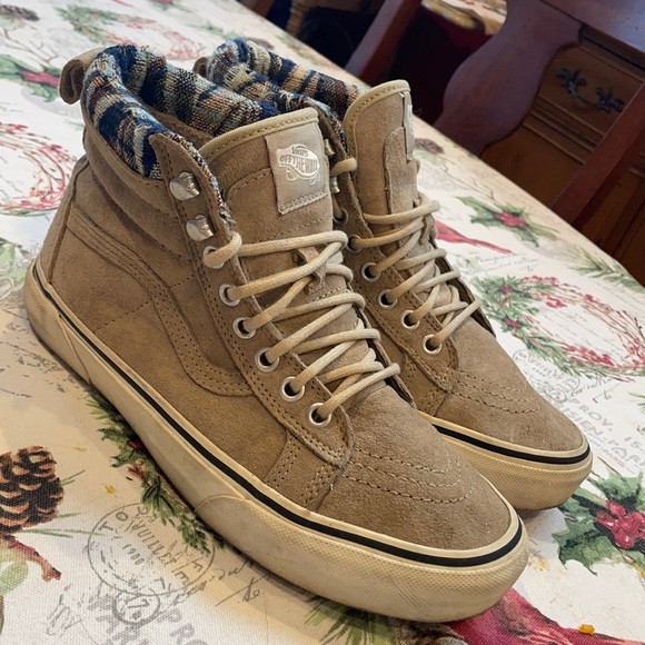 🛹VANS🛹 Unisex sk8 - Fur Lined Suede High Tops. Men’s 6.5, Women’s 8 - Picture 2 of 8